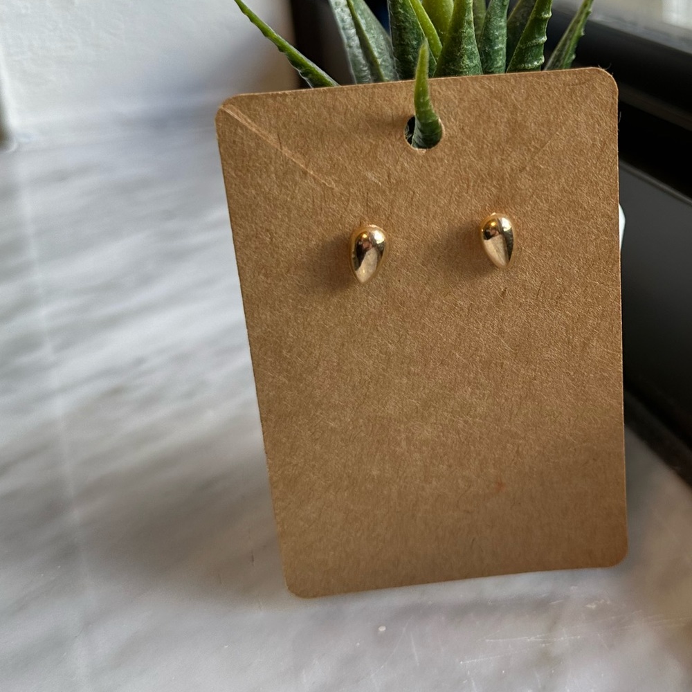 Lachrymiform Studs